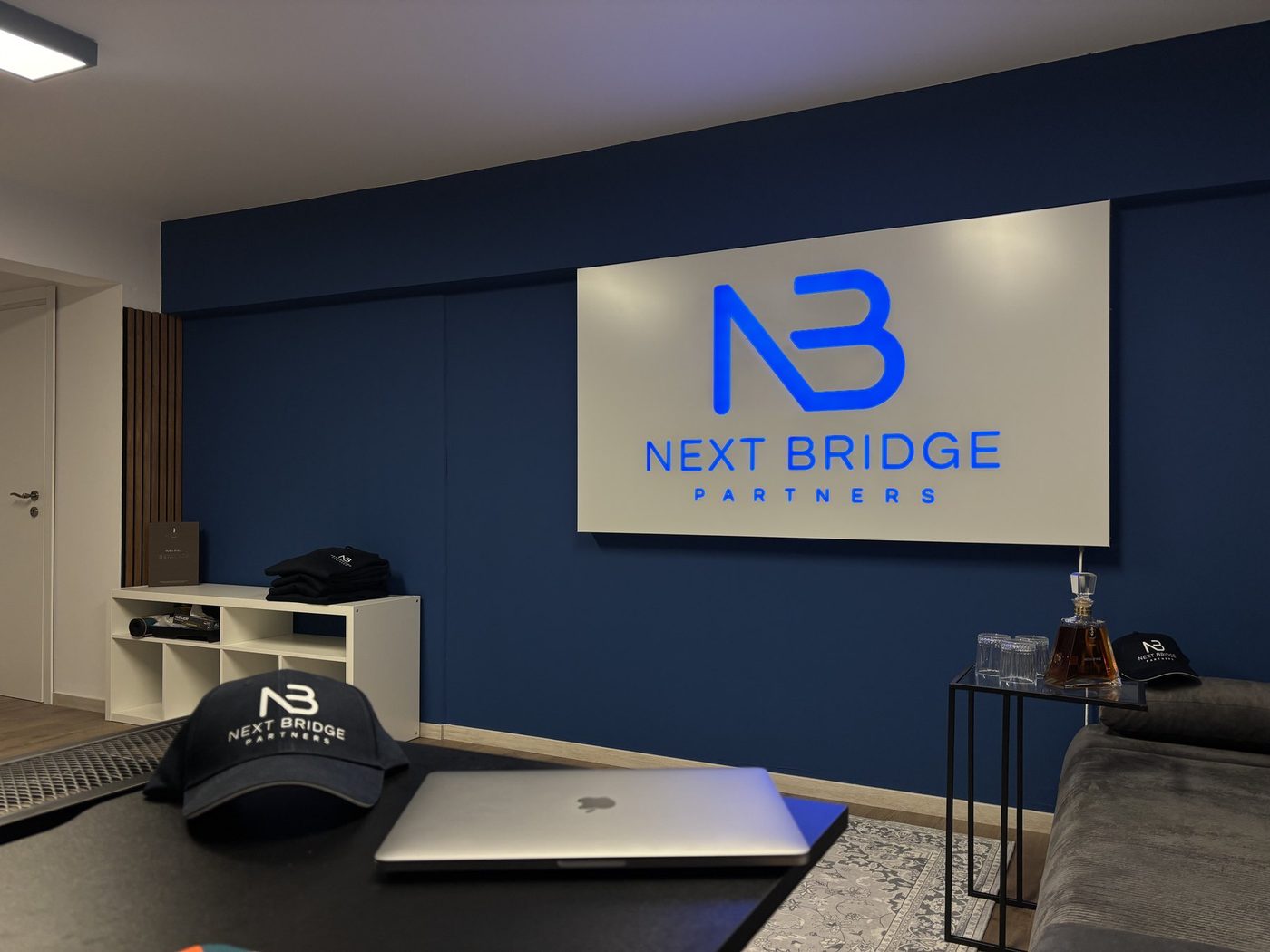 Le bureau Next Bridge, enseigne au mur